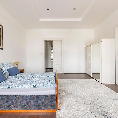 Charming Spacious Apartment Wina Bagian luar foto
