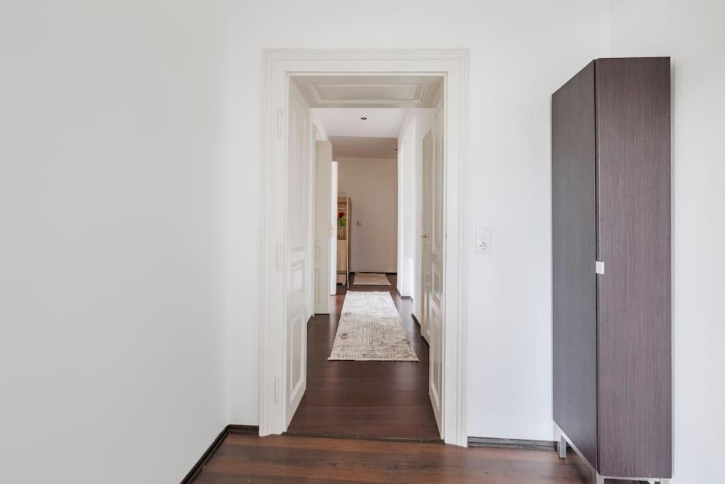 Charming Spacious Apartment Wina Bagian luar foto