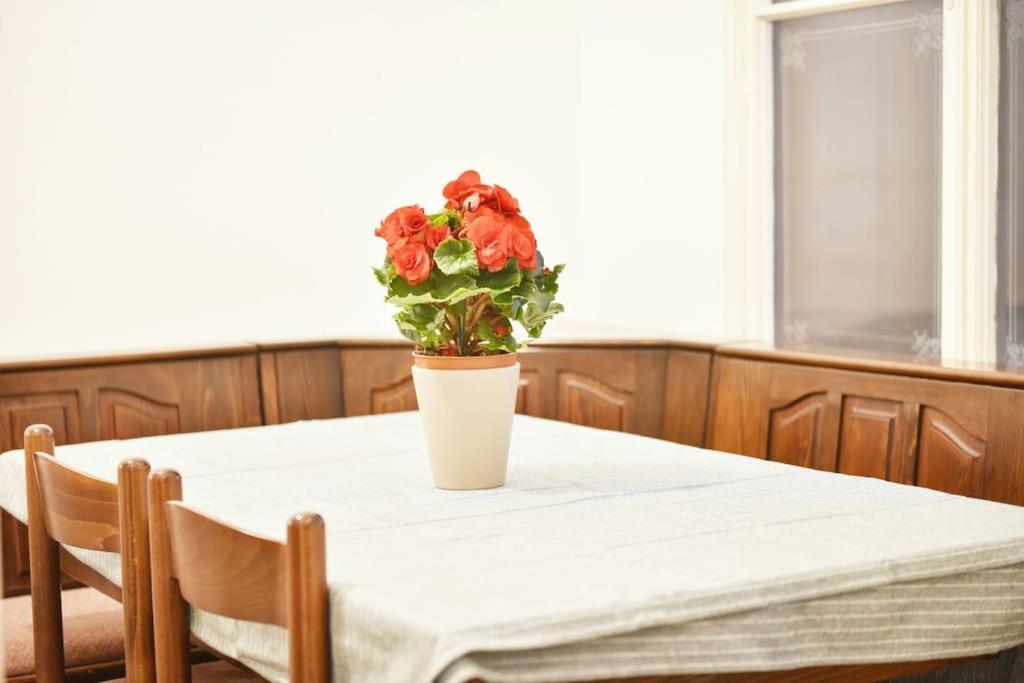 Charming Spacious Apartment Wina Bagian luar foto