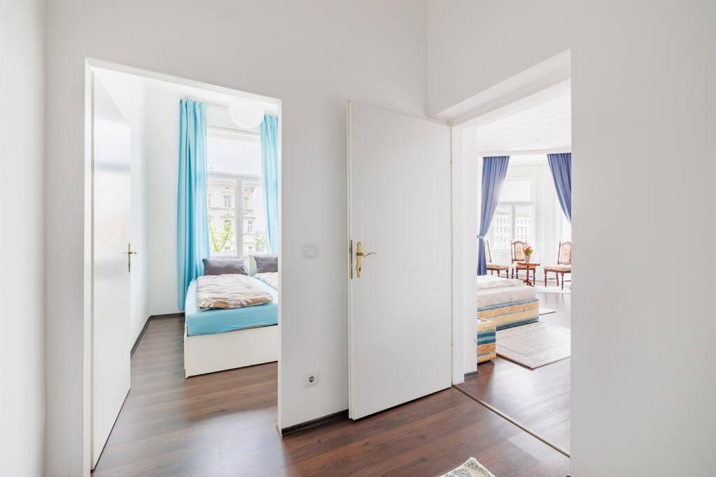 Charming Spacious Apartment Wina Bagian luar foto