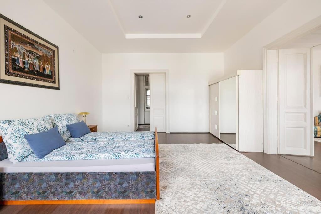 Charming Spacious Apartment Wina Bagian luar foto
