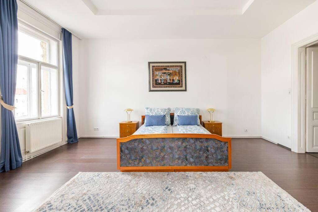 Charming Spacious Apartment Wina Bagian luar foto