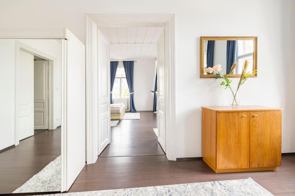 Charming Spacious Apartment Wina Bagian luar foto