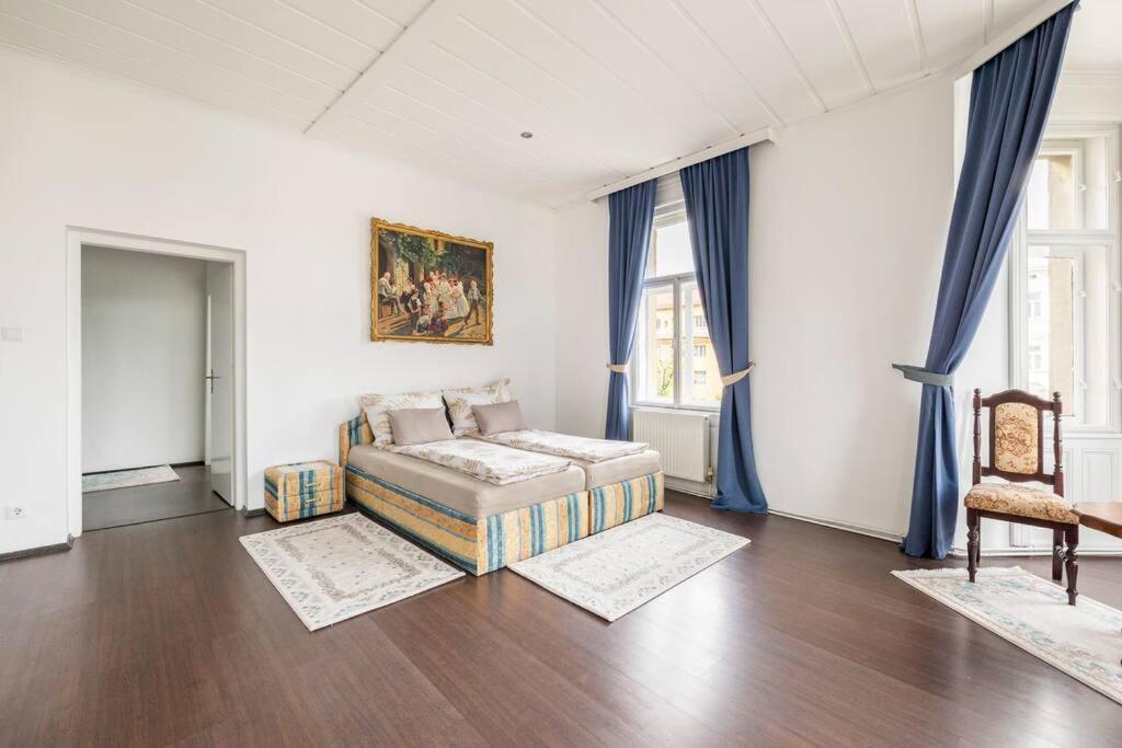 Charming Spacious Apartment Wina Bagian luar foto