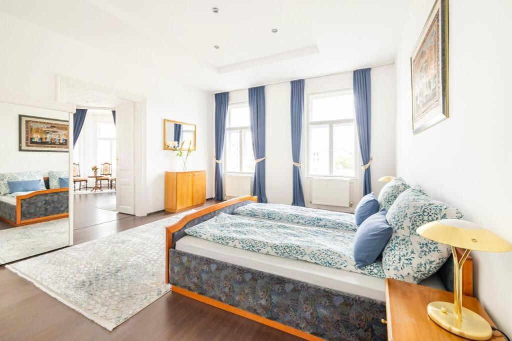 Charming Spacious Apartment Wina Bagian luar foto